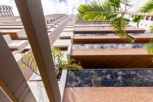Apartamento 3 Dormitório, sendo 3 Suítes 2 Vagas. Área útil: de 146,27 m² oferece uma vista livre para a Serra da Cantareira, proporcionando um ambiente tranquilo e arejado. Com 3 suítes, cada uma com varanda, sala de estar e jantar integradas criam um espaço acolhedor, cozinha ampla e arejada, com área de serviço bem ventilada, dependência de serviço e banheiro para maior comodidade.
A localização é excelente, com fácil acesso a escolas renomadas como o Salesiano, Madre Mazzarello e Colégio Alemão Cil, além de comércios e serviços essenciais.
